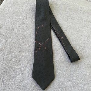 GIVENCHY MONSIEUR Mens 100% Silk Necktie ITALY Luxury Gray with Pink Paisley